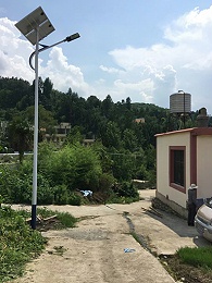 bsports太阳能安裝LED太阳能路灯 点亮村民回家路