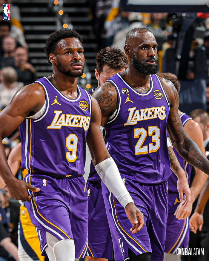 詹姆斯父子同台征战父子情深引热议