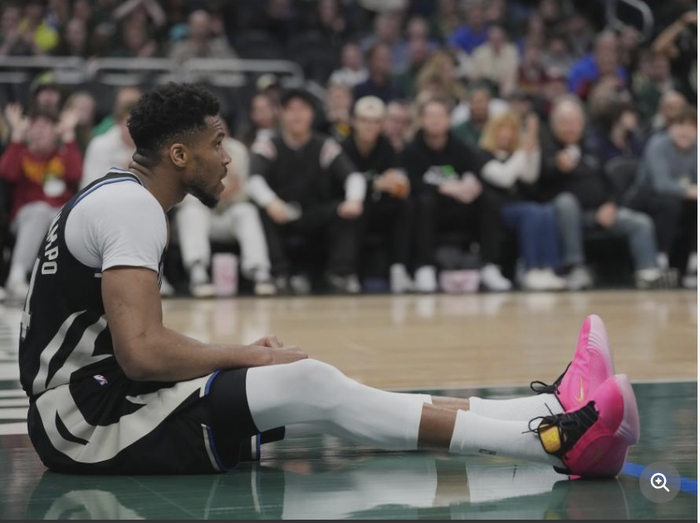 雄鹿球星扬尼斯膝盖受伤仍坚持出战遭劝阻